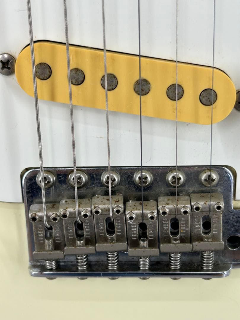 Squier【Stratocaster エレキギター クリーム】