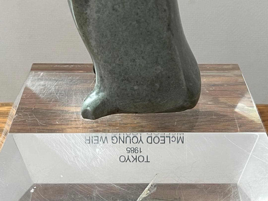 イヌイットアート石像　Mc LEOD YOUNG WEIR TOKYO 1985