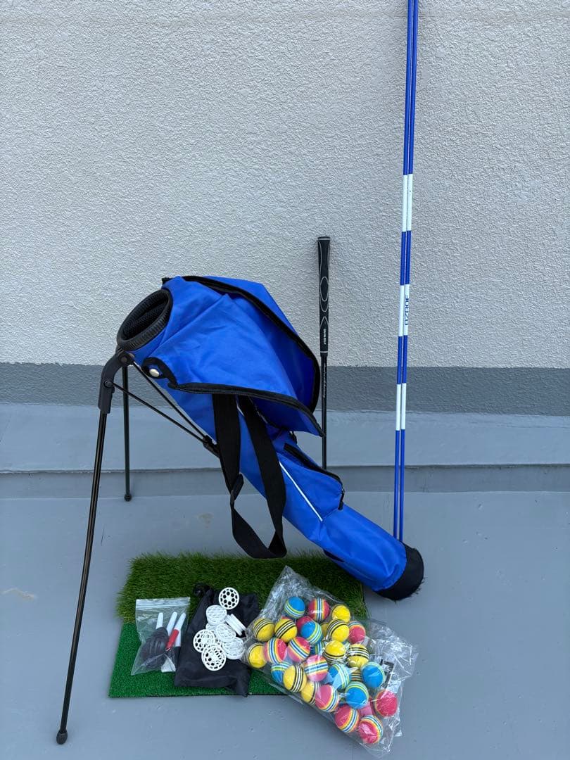 スタンド付きゴルフバッグと練習器具セット