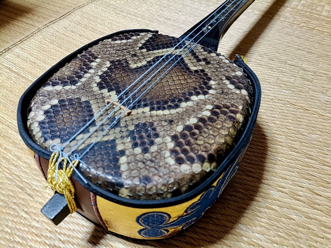 三線本体 ヘビ皮 黒/金/青