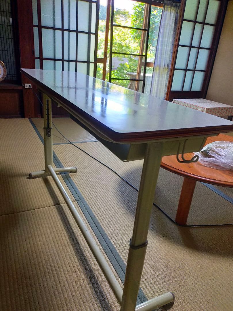 高さ調整可能テーブル幅約35✕長さ120センチ。丈夫で、ぐらつきありません。