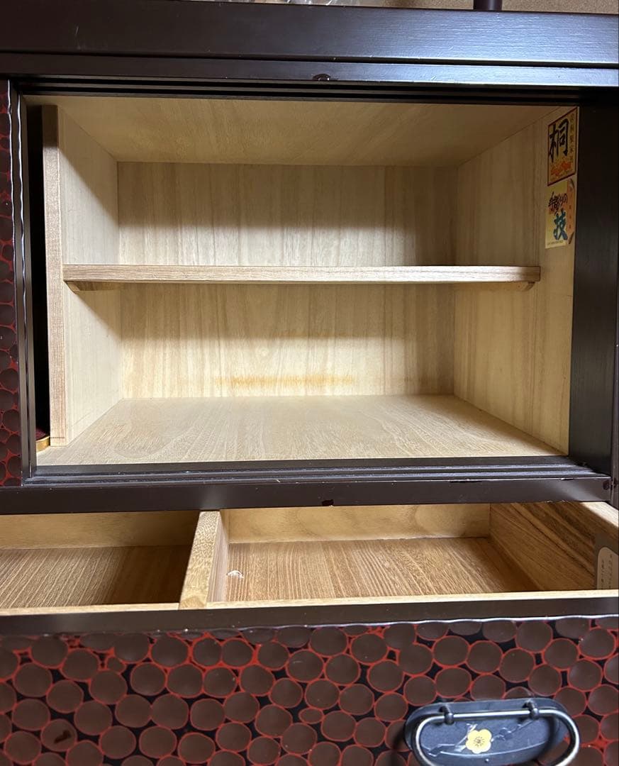 鎌倉彫　佐藤恵仙作　高級桐和箪笥８段引き出し 彫刻花模様