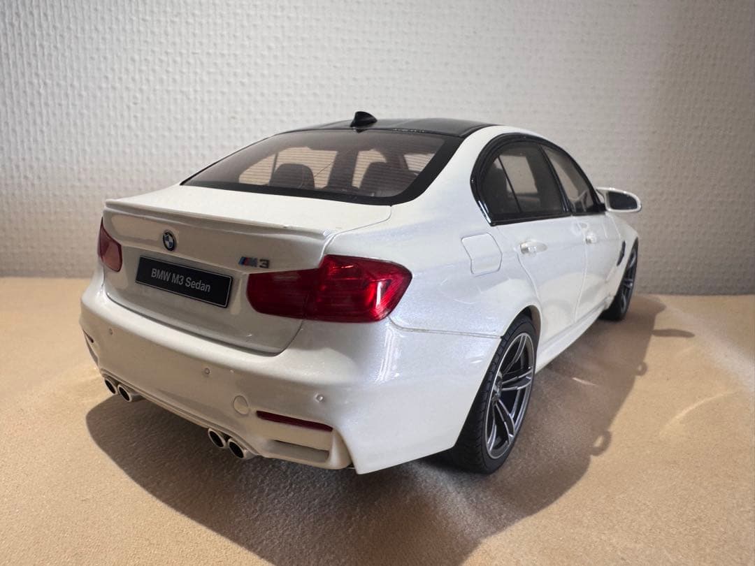  M3 Sedan ホワイト 1/18 ミニカー
