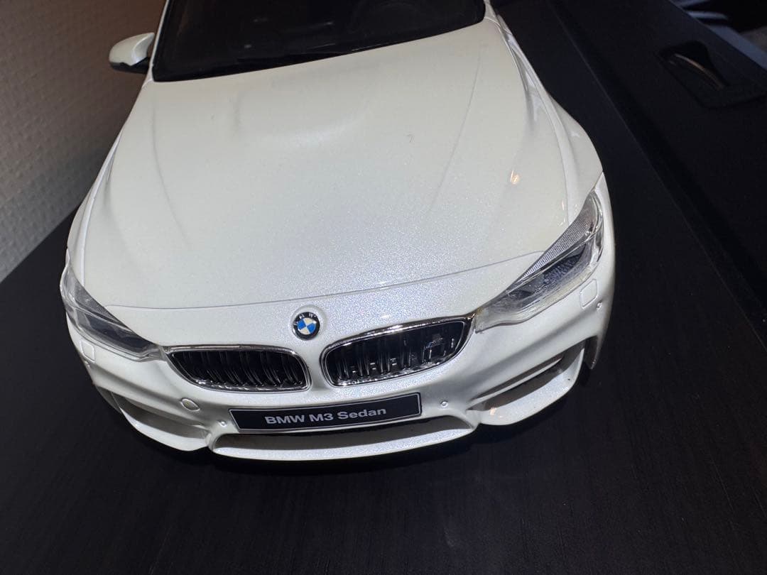  M3 Sedan ホワイト 1/18 ミニカー