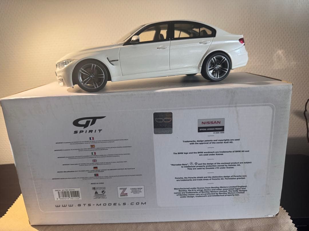  M3 Sedan ホワイト 1/18 ミニカー