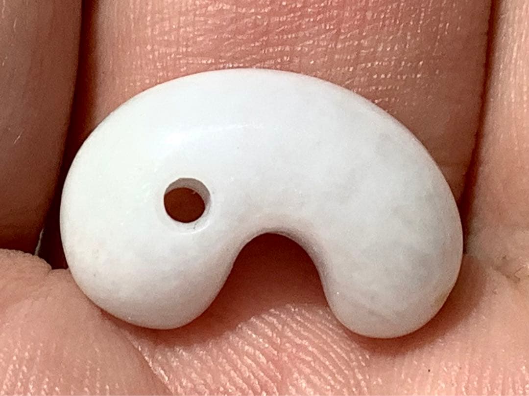 ✳糸魚川翡翠白勾玉‼️ 極上品質の太陽光透過　鑑別書付　お守りに本物を‼️