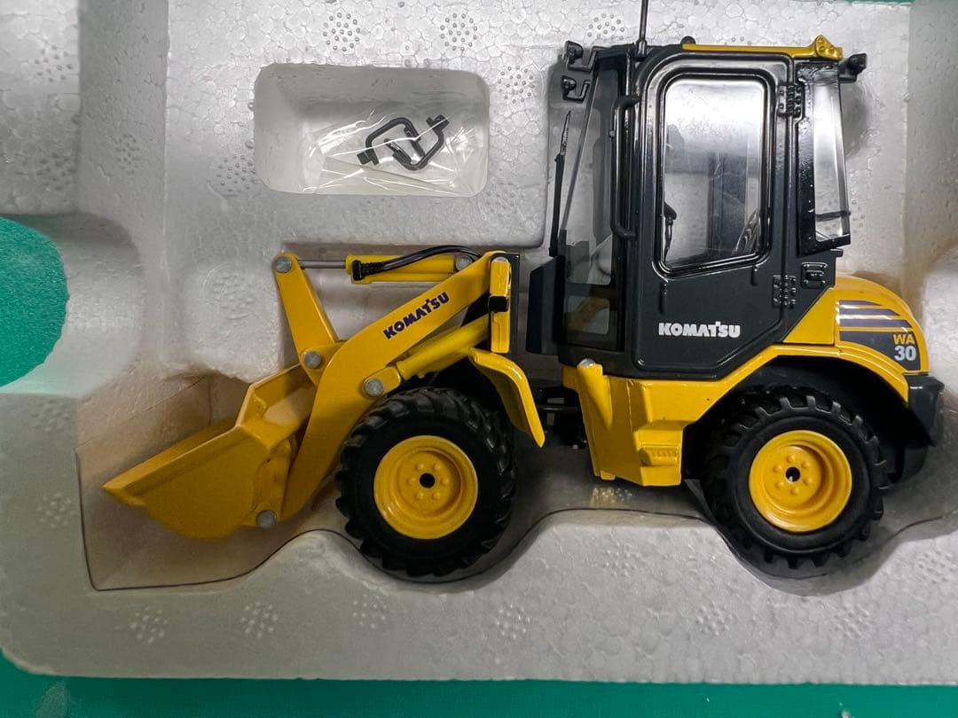 希少 Komatsu WA30 ホイールローダー