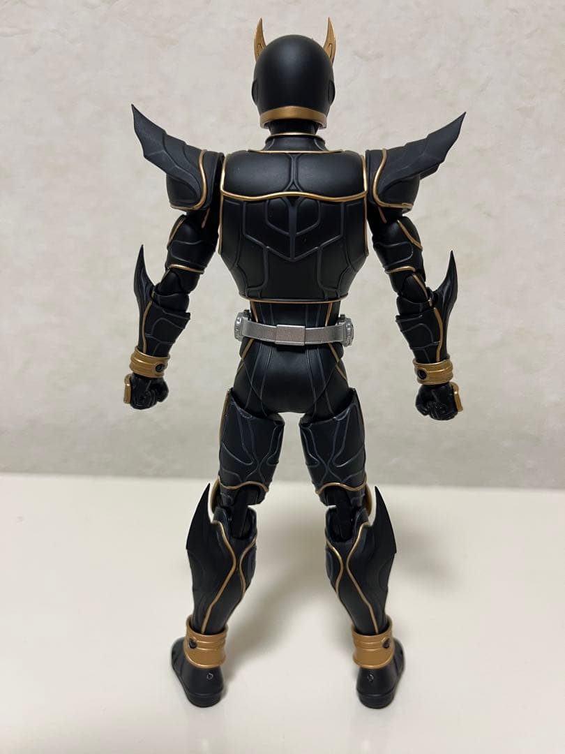 仮面ライダークウガ　アルティメットフォーム　真骨彫　フィギュアーツ
