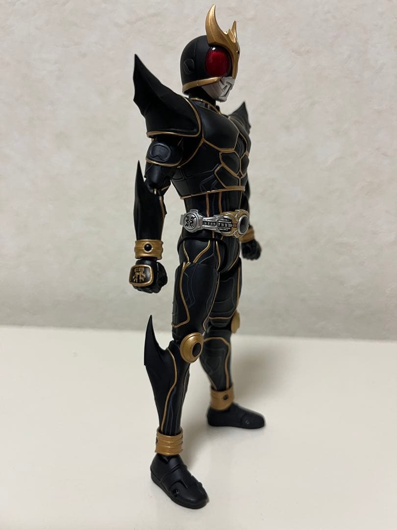 仮面ライダークウガ　アルティメットフォーム　真骨彫　フィギュアーツ
