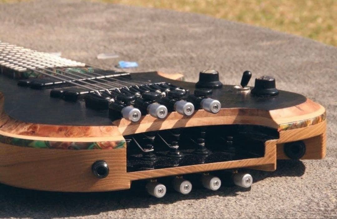 ヘッドレス８弦ギター