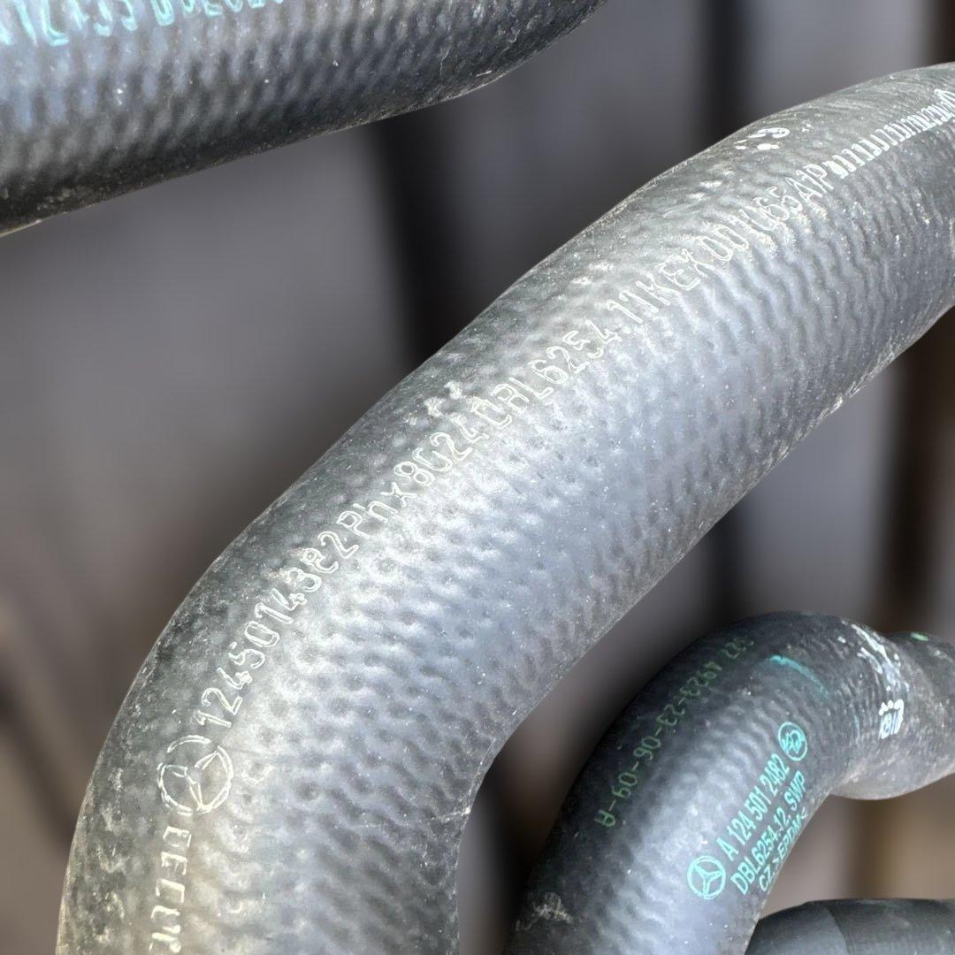 メルセデスベンツ部品　多分w124の500Ｅ用のホース類一式４点セット　未使用品