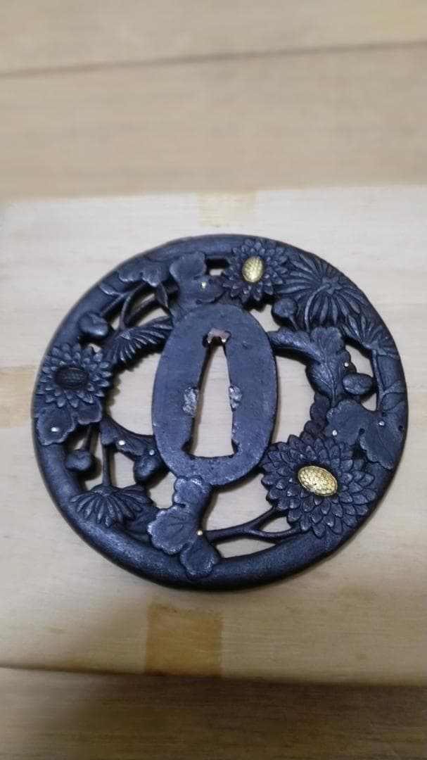 鐔　菊花透かし