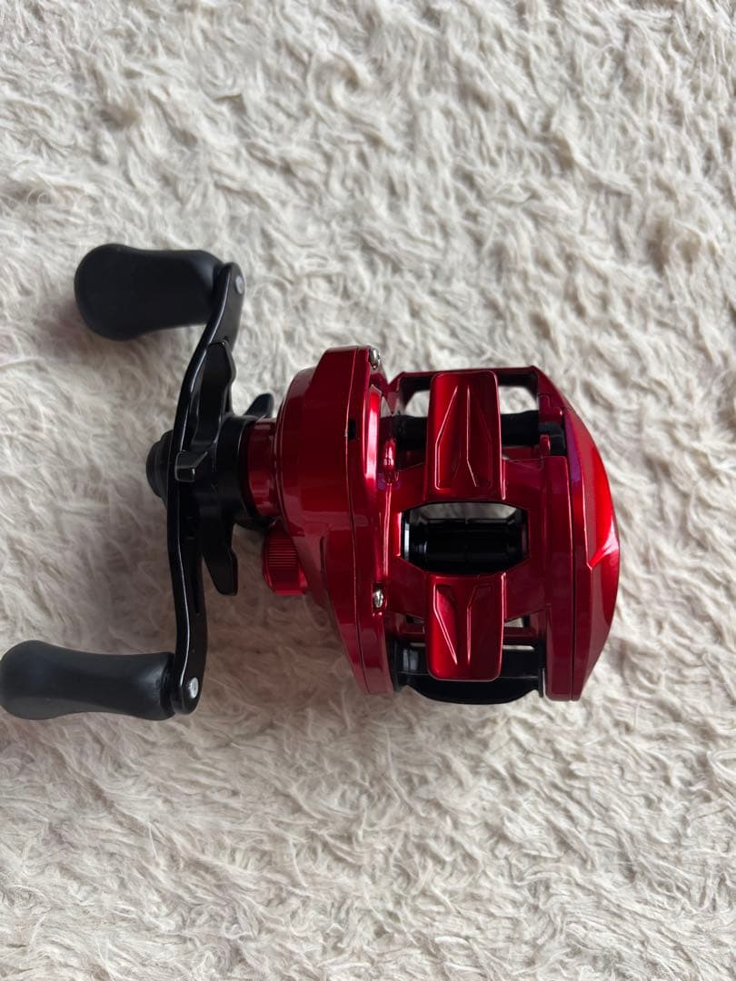 赤いベイトキャスティングリール