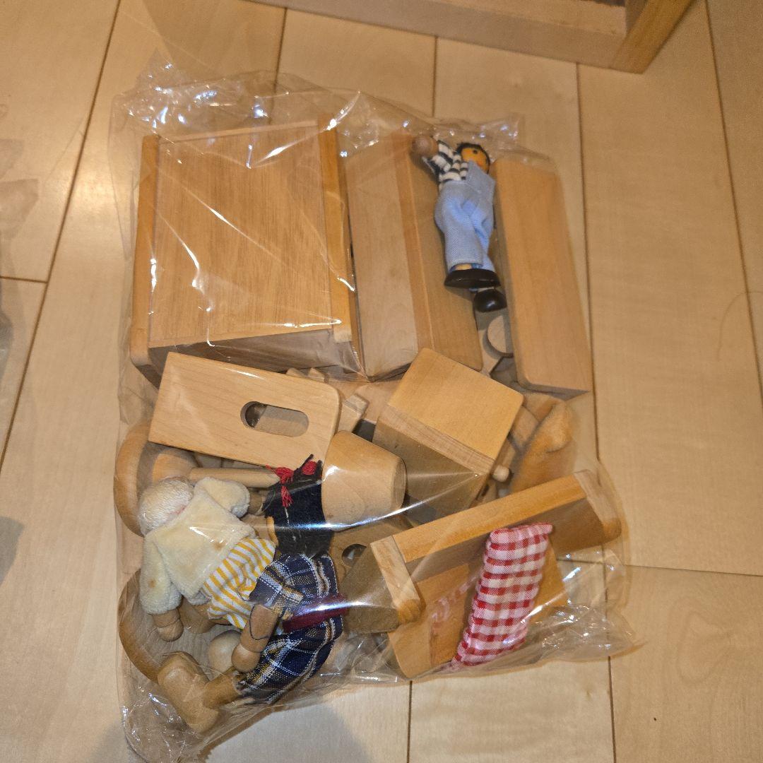 【廃盤】ボーネルンド　ドールハウス　人形　家具一式セット付き