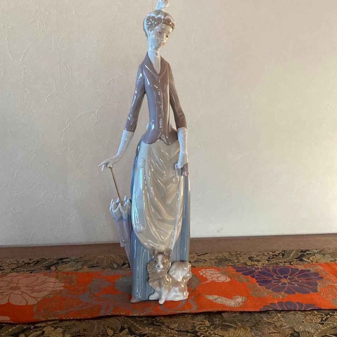 Ｌisa リアドロ犬を連れた婦人花柄陶器2点