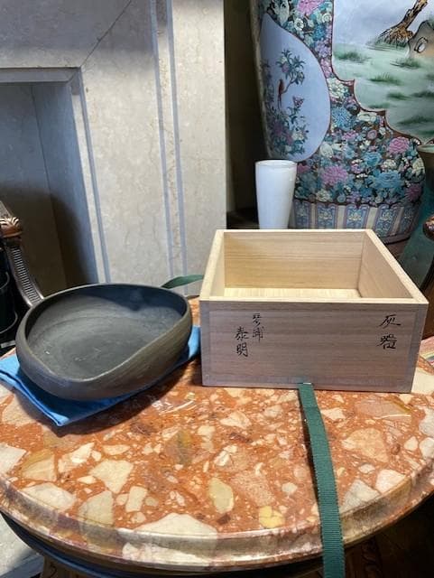 黒色陶器茶碗と木製箱セット