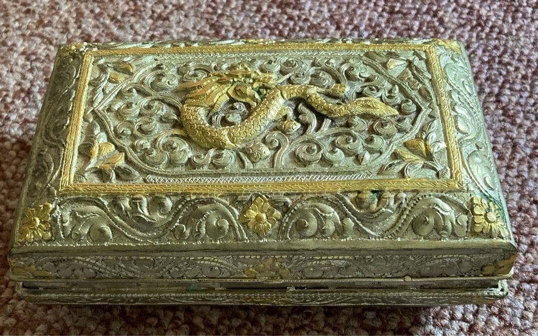 小物入れ　彫金　金属工芸品ブータン王国製