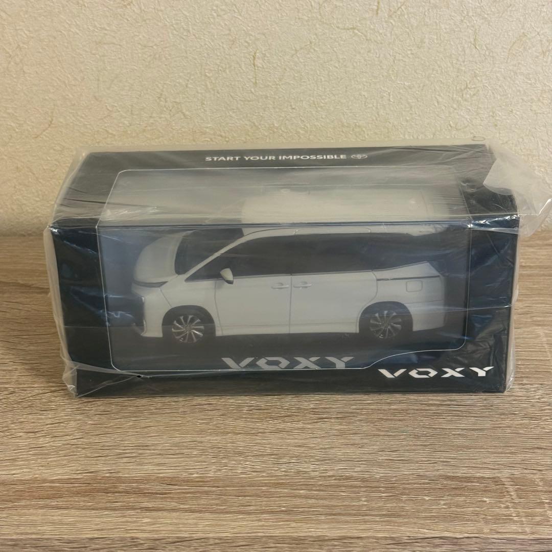 【非売品】トヨタ ヴォクシー ホワイトパールクリスタルシャイン1/30 ミニカー