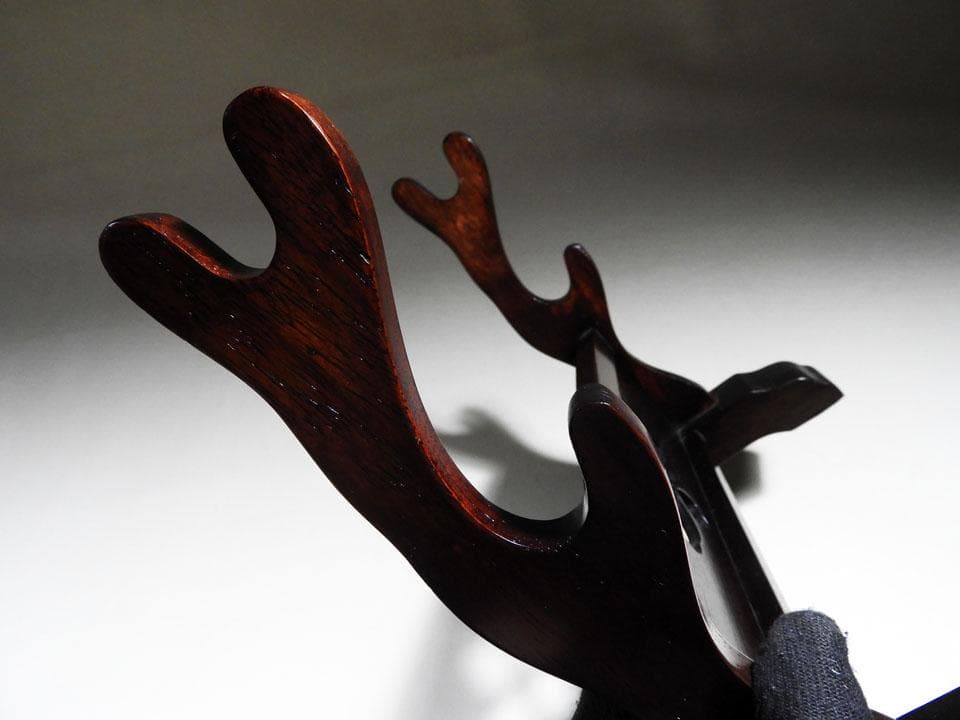 ●①小さい刀掛け 短刀用 二刀掛け 小振り 透かし紋 高さ27㎝ 幅30㎝程度