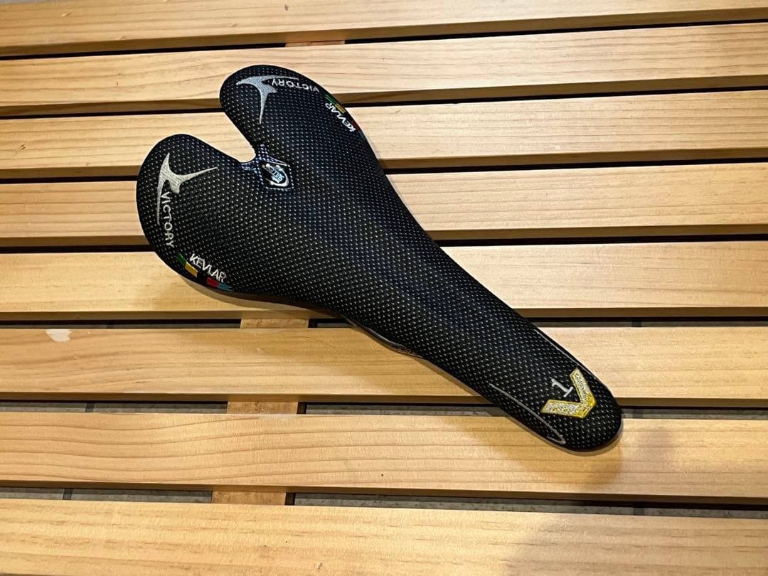 セラサクセス　SELLE SUCCESS ロードバイク　ピスト　軽量サドル