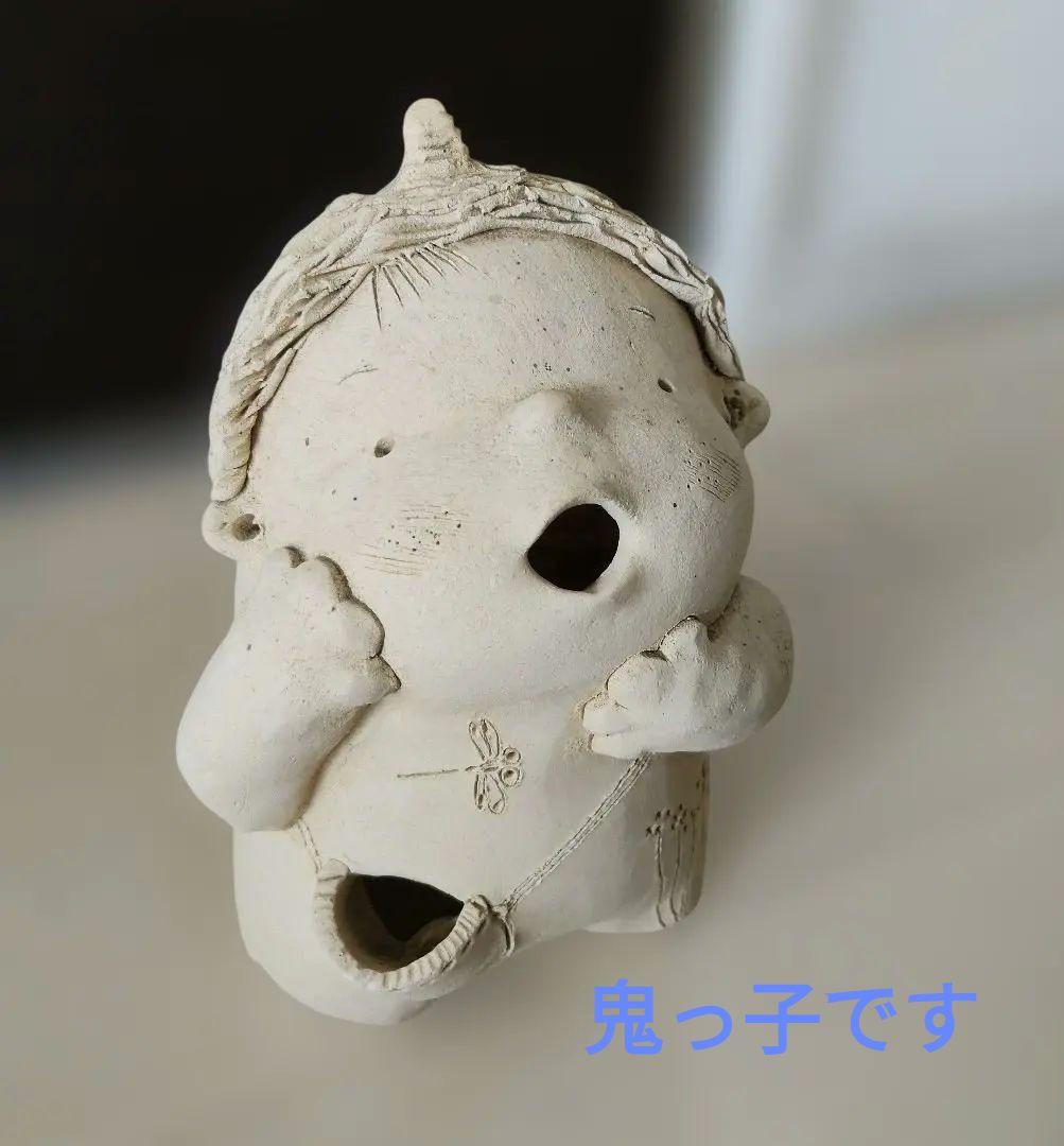 素焼き陶器·花かごを持った三つ編みの女の子と、ツノが愛らしい幼い鬼っ子