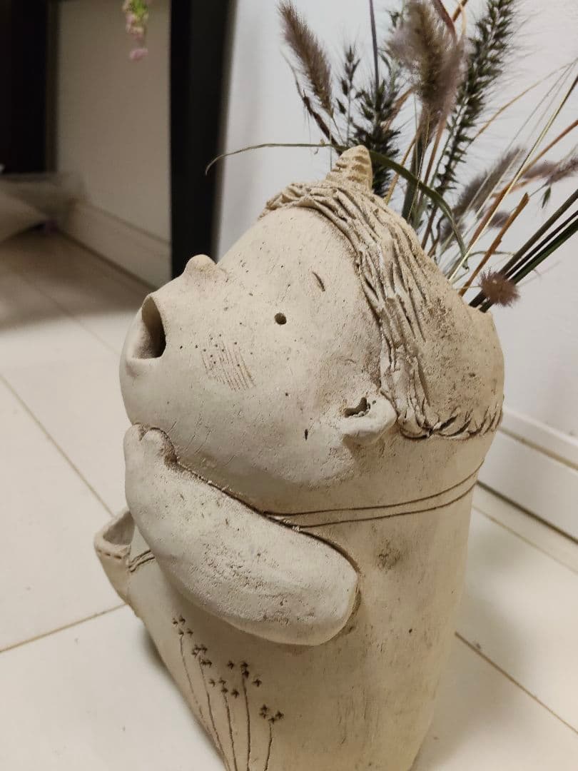 素焼き陶器·花かごを持った三つ編みの女の子と、ツノが愛らしい幼い鬼っ子