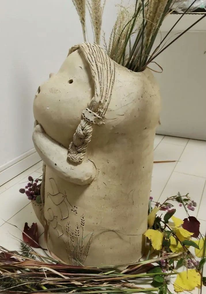 素焼き陶器·花かごを持った三つ編みの女の子と、ツノが愛らしい幼い鬼っ子