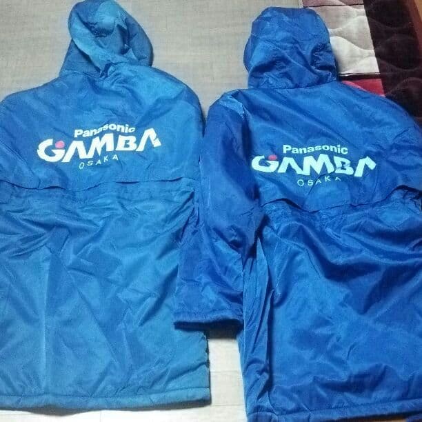 ガンバ大阪のロゴ入りベンチロングコート