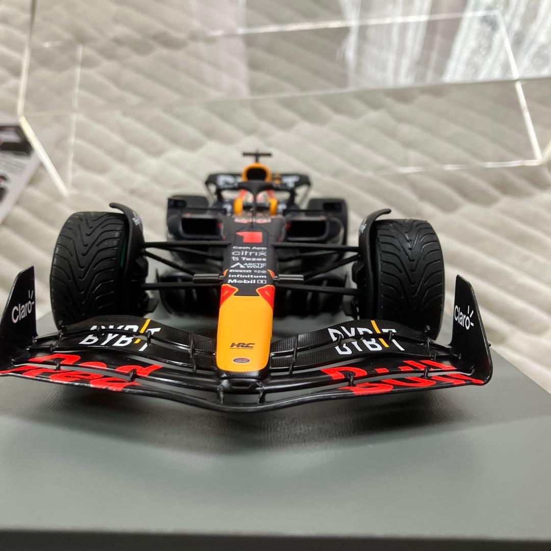 Oracle Red Bull Racing RB18 ミニカー 1/18