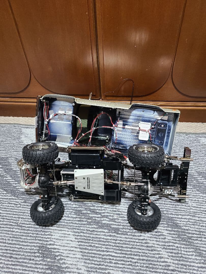 タミヤラジコン1/10ハイラックス ハイリフトプロポ付 組立済みライトユニット付