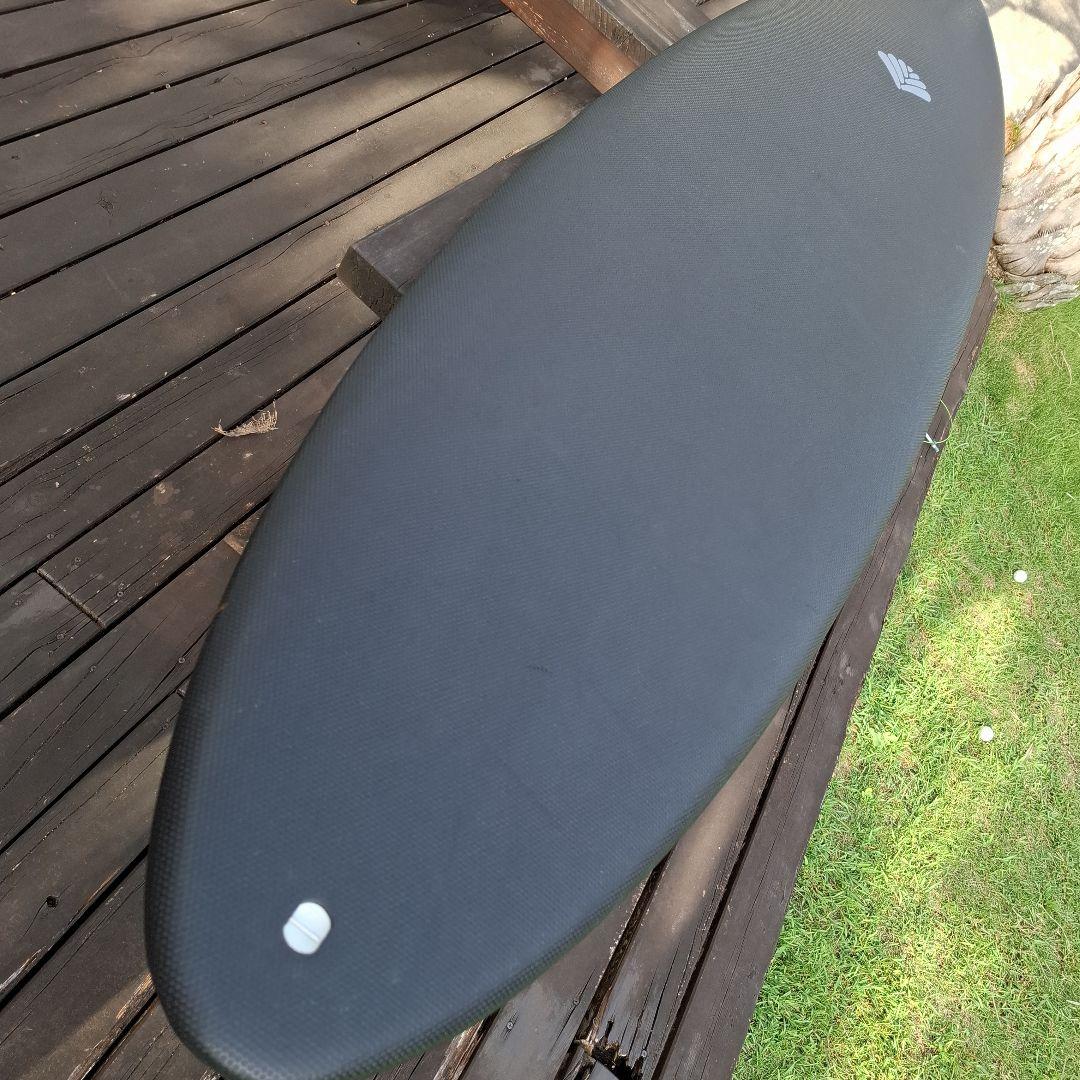 ビーチアクセス 7’0“ 48L 限定ブラック フィン2本付き ミッドレングス