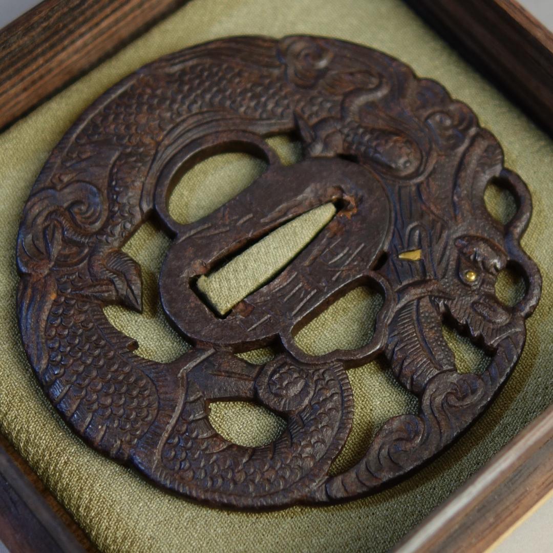 【 在銘 越前住記内 雲龍透鍔 】(鍔箱・布団付) 鍔 鐔 刀装具 武具 骨董