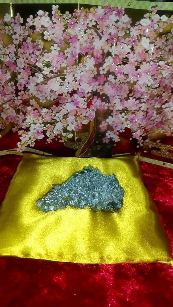 日刀保たたら/玉鋼(たまはがね)/日本刀原料/76グラム/ミニ座布団つき