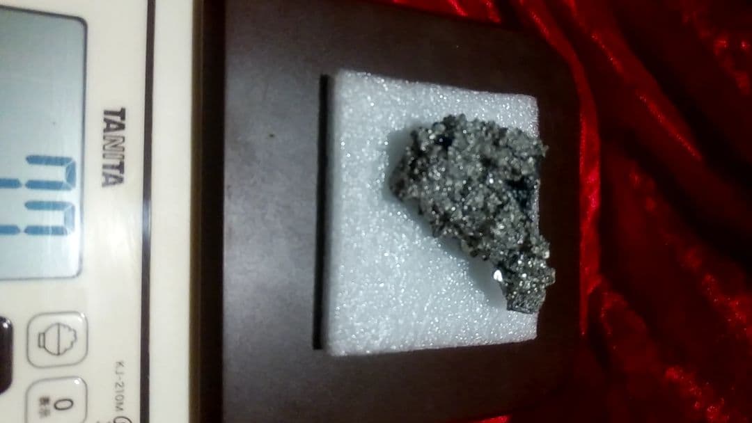 日刀保たたら/玉鋼(たまはがね)/日本刀原料/76グラム/ミニ座布団つき