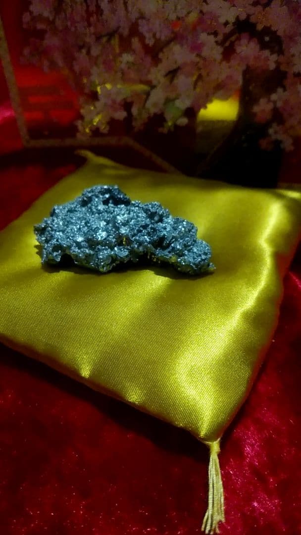 日刀保たたら/玉鋼(たまはがね)/日本刀原料/76グラム/ミニ座布団つき