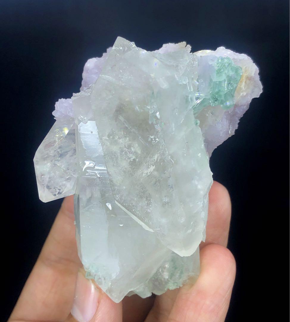 ピンクのレピドライト雲母が付いた、終端された水晶上のグリーントルマリンクラスター