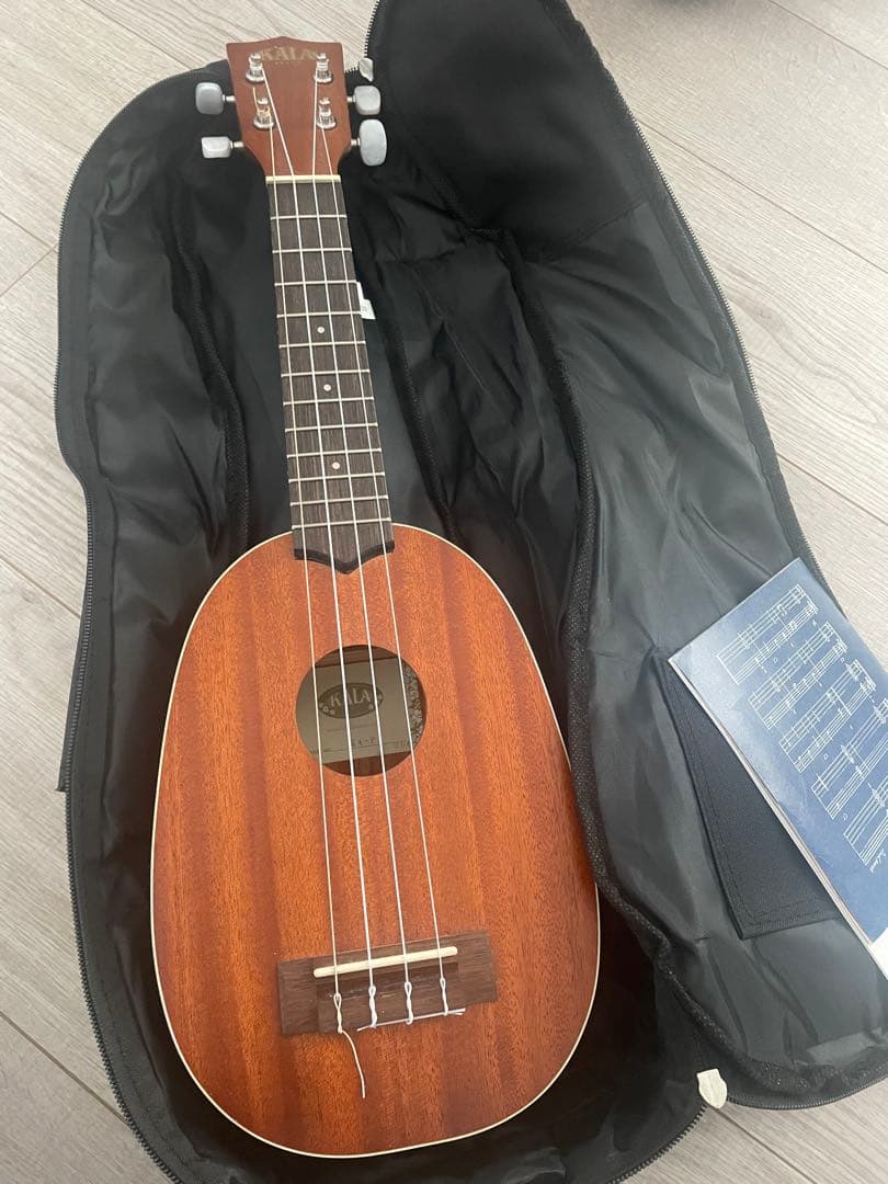 KARA ウクレレ　パイナップル　年末セール中！