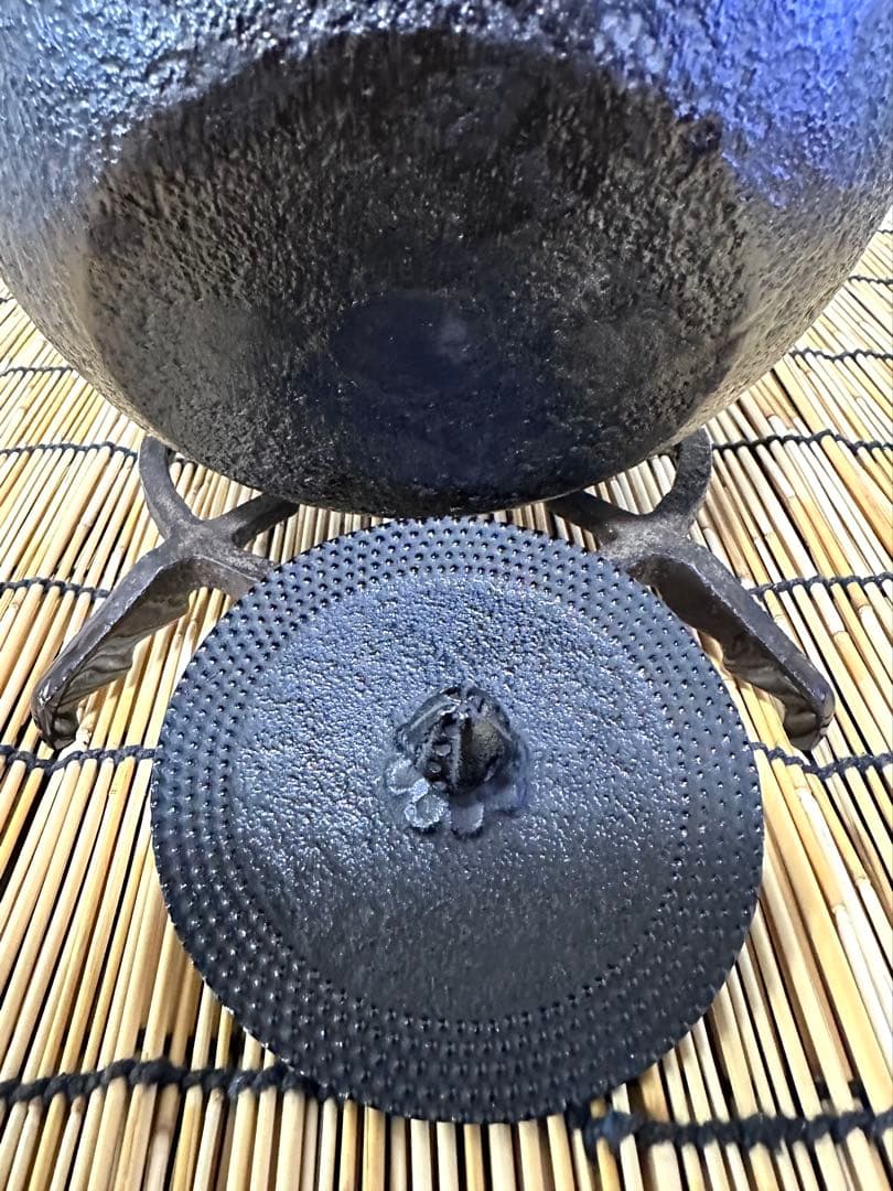 未使用品、供箱等付属品付　南部三厳堂造　１５型アラレ　南部鉄瓶　南部鉄器