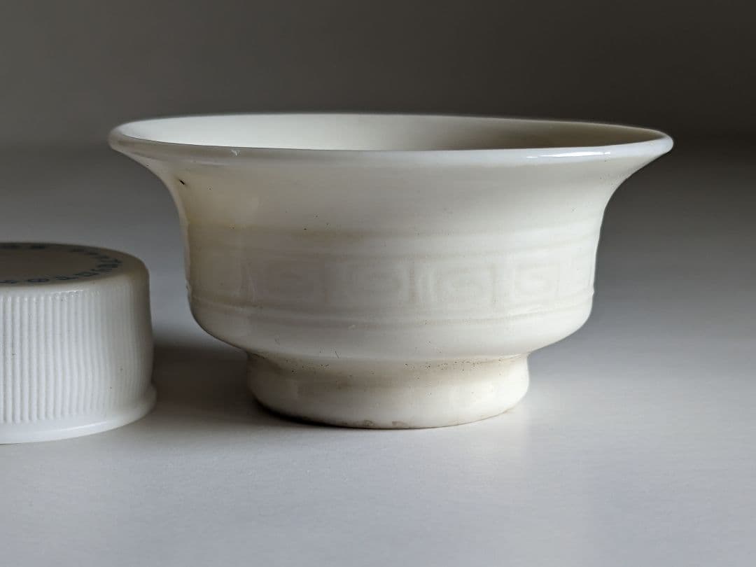 ♦白磁盃 陽刻雷紋様 盃 杯 猪口 古美術品 酒器 酒杯 骨董品 コレクション