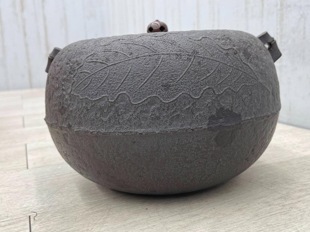 新品 人間国宝 高橋敬典 柏茶釜 茶道具 共箱 鐶付き 炉釜 鉄釜 葉模様