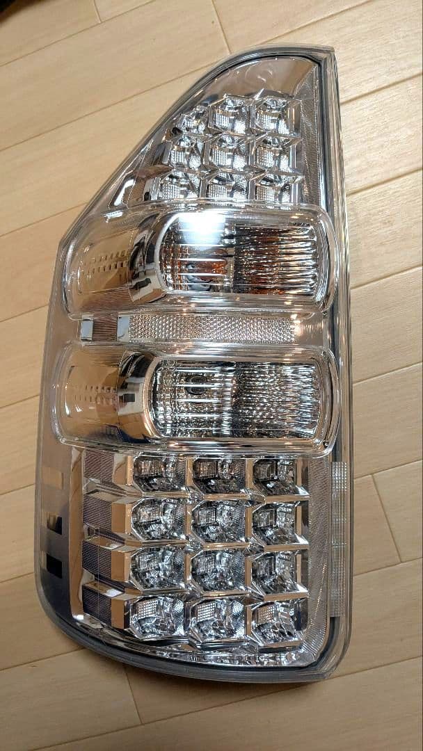 テールレンズ 　ノア７０系後期　ヴォクシー