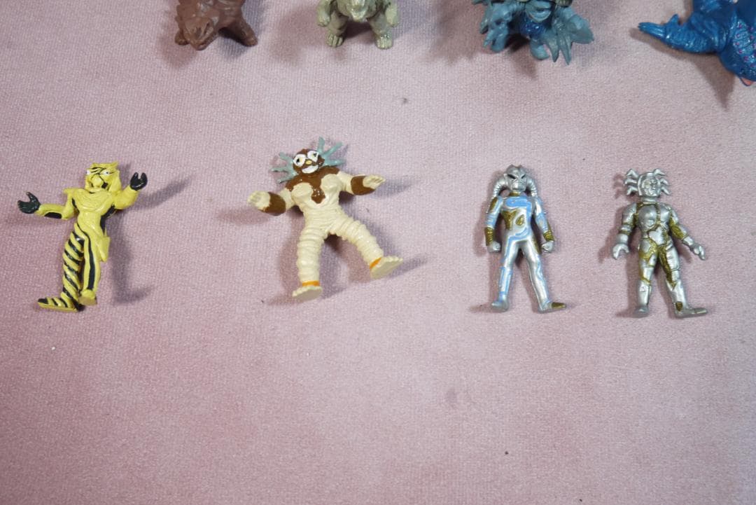 ウルトラマン　モンスター超全集　ほか　ミニフィギュア　36体