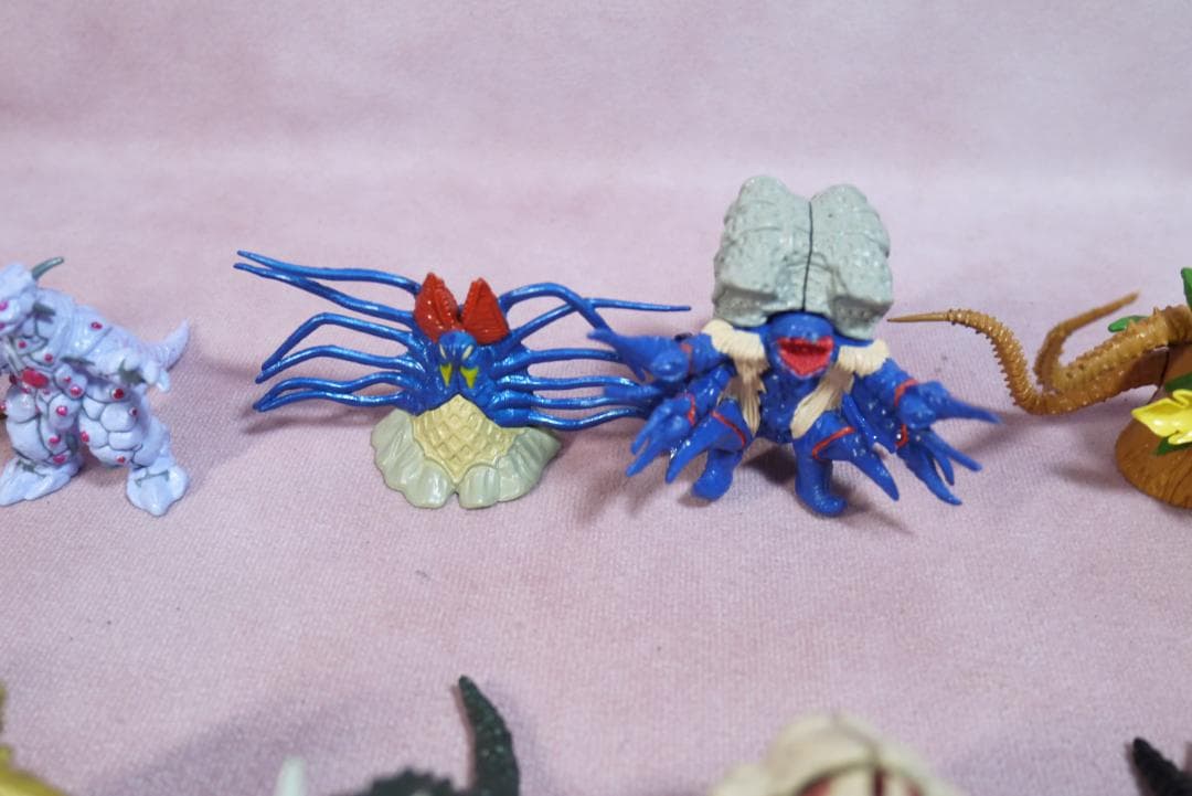 ウルトラマン　モンスター超全集　ほか　ミニフィギュア　36体