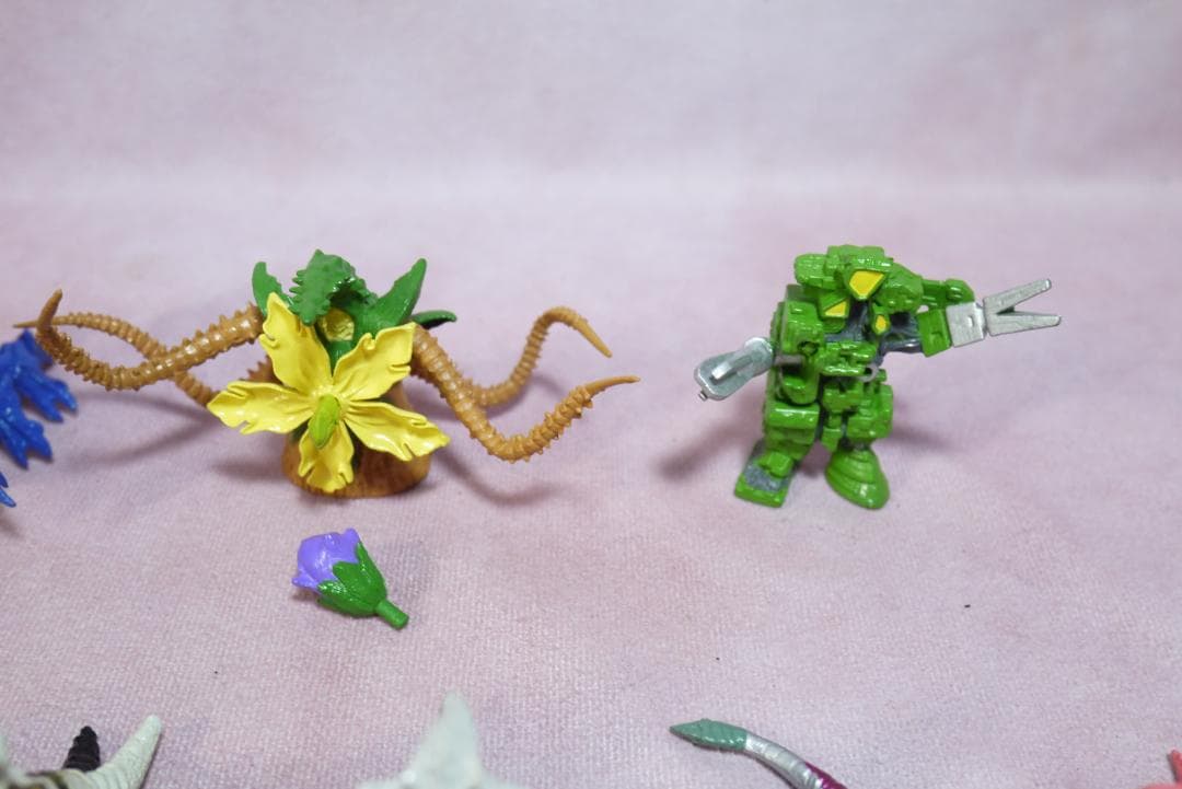 ウルトラマン　モンスター超全集　ほか　ミニフィギュア　36体