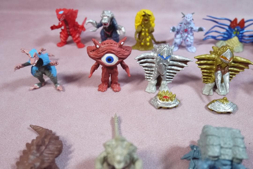 ウルトラマン　モンスター超全集　ほか　ミニフィギュア　36体
