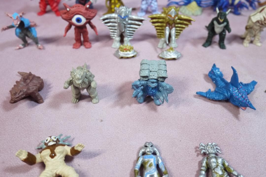 ウルトラマン　モンスター超全集　ほか　ミニフィギュア　36体