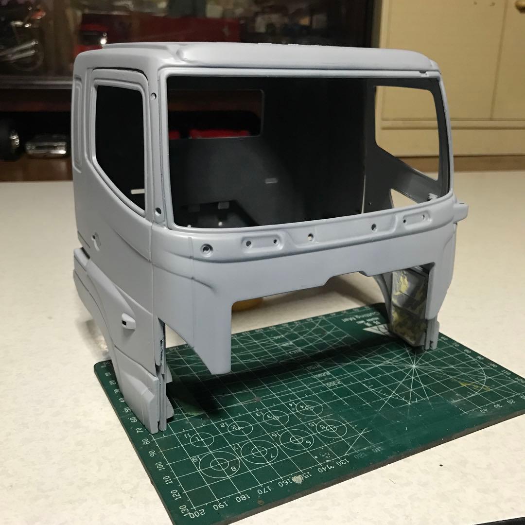 タミヤ1/14LESU日野キャビン加工中