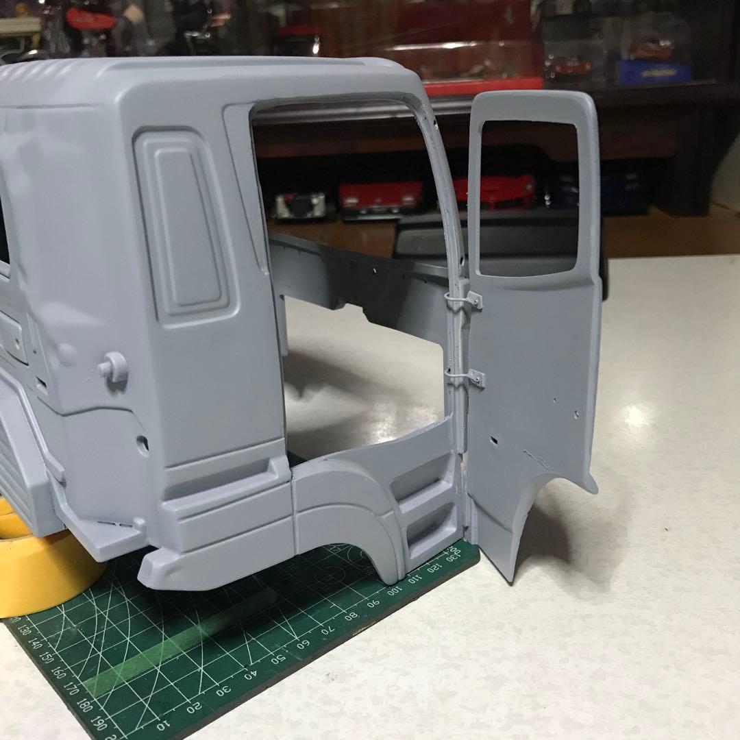 タミヤ1/14LESU日野キャビン加工中