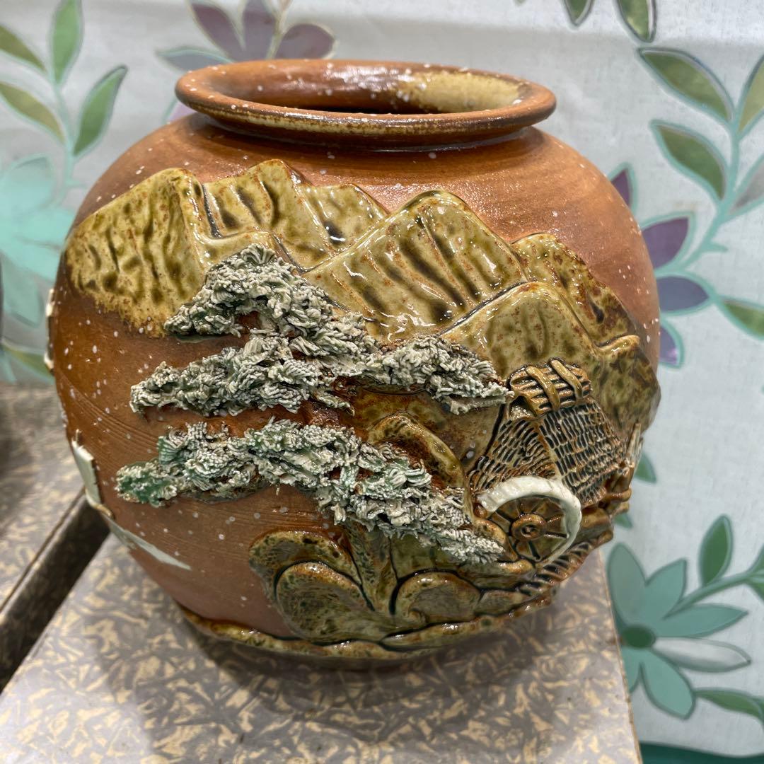 信楽焼の山と松の彫刻花瓶