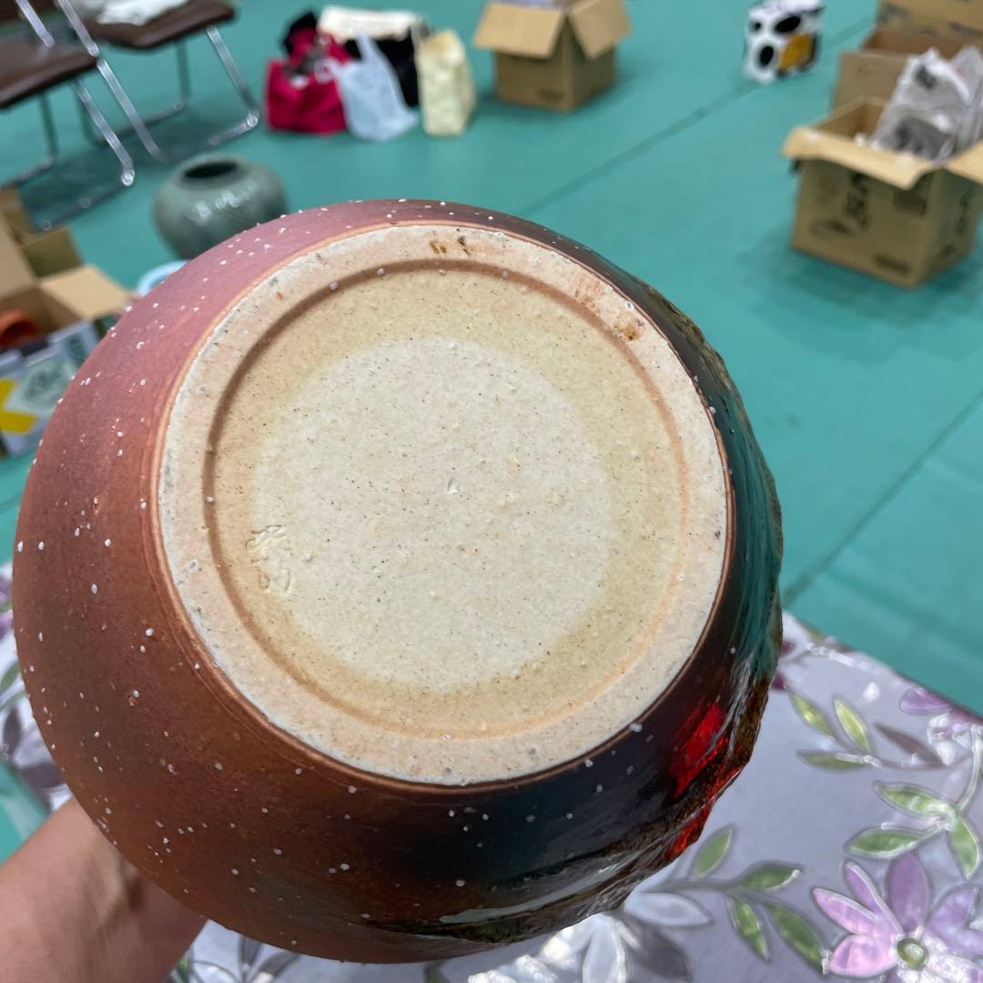 信楽焼の山と松の彫刻花瓶